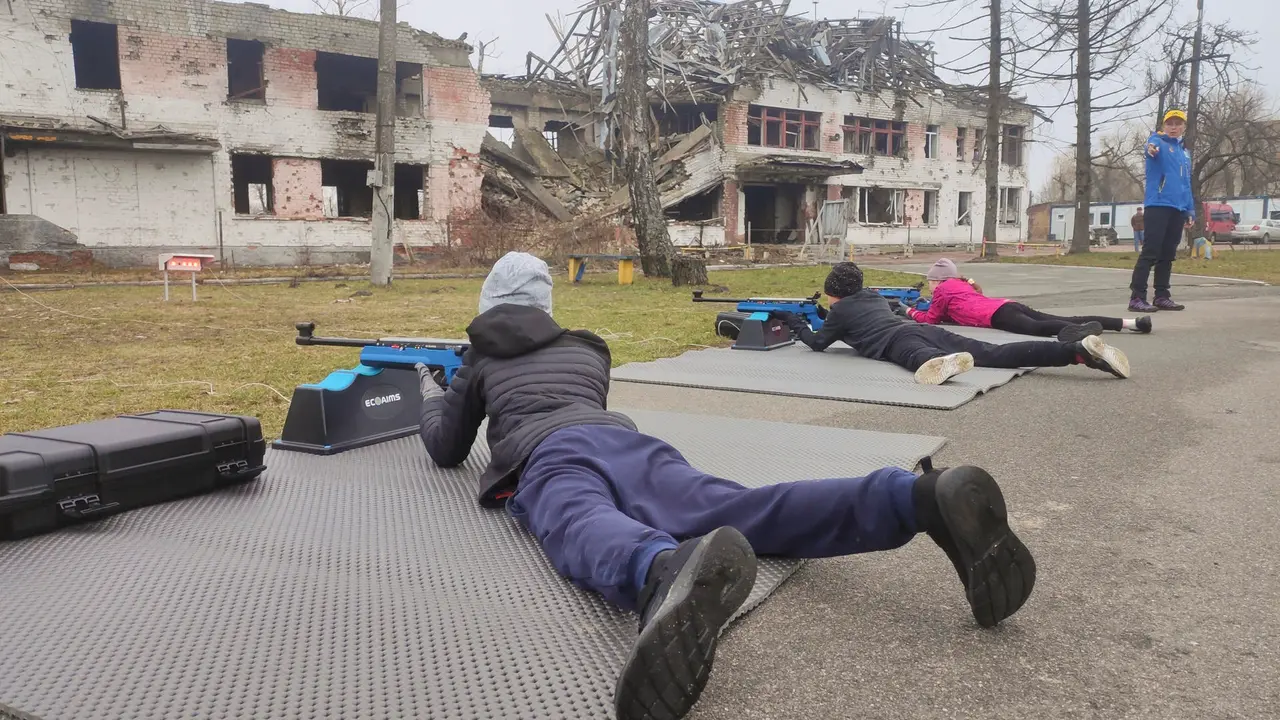 Fotograf&iacute;a de archivo de un entrenamiento de biatl&oacute;n en la escuela de la Reserva Ol&iacute;mpica de Chernihiv, dirigida por Vitaliy Parshukov (en las fotos), que fue destruida durante el asedio ruso a Chernigiv en la primavera de 2022.. EFE/ Rostyslav Averchuk