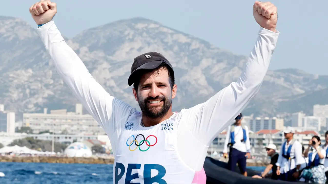 Fotograf&iacute;a del 7 de agosto de 2024 cuando el peruano Stefano Peschiera obtuvo la medalla de bronce en vela en los Ol&iacute;mpicos de Par&iacute;s. EFE/EPA/SEBASTIEN NOGIER