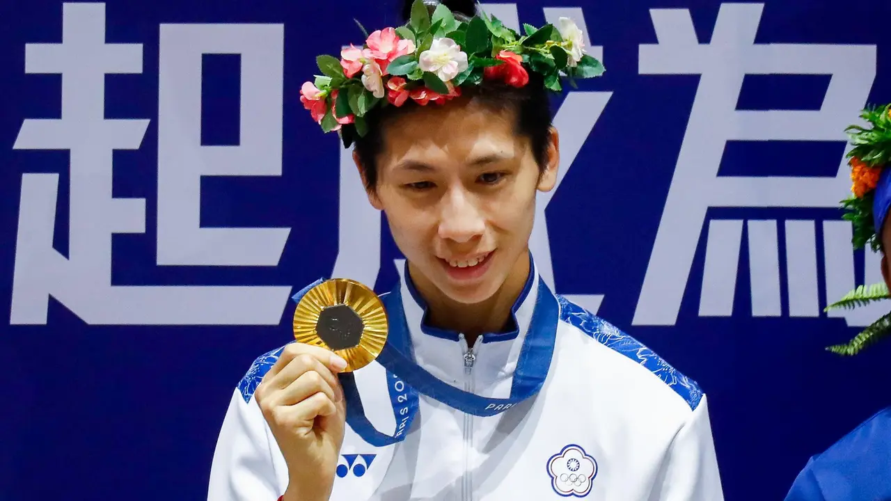 La boxeadora taiwanesa Lin Yu-ting posa con su medalla de oro en la categor&iacute;a de 57 kilogramos. EFE/EPA/Daniel Ceng
