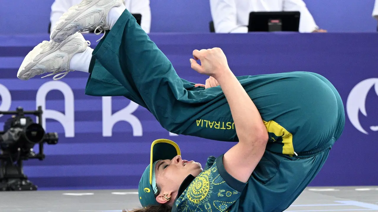 La australiana Rachel Gunn, conocida como Raygun, durante su participaci&oacute;n en breakdance en los Juegos Ol&iacute;mpicos de Par&iacute;s. EFE/EPA/CAROLINE BLUMBERG