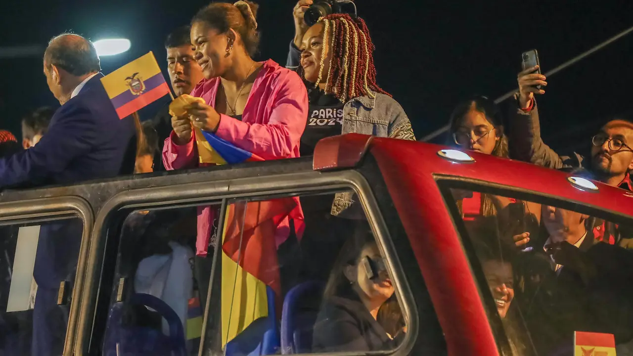 Las hermanas ecuatorianas y medallistas ol&iacute;mpicas, Neisi Dajomes (d) bronce en pesas en -76 kilos, y Angie Palacios (i) bronce en la categor&iacute;a de -71 kilos, saludan a su llegada este lunes a Quito. EFE/Jos&eacute; J&aacute;come