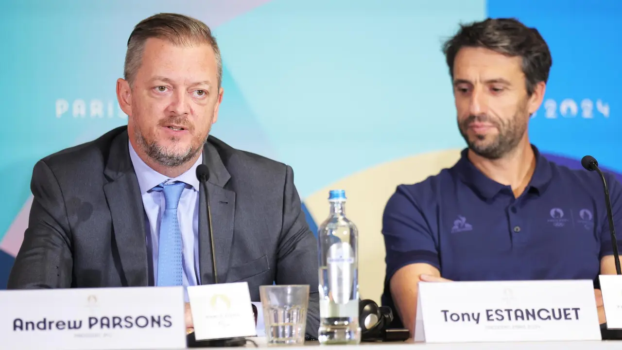Andrew Parsons, presidente del Comit&eacute; Paral&iacute;mpico Internacional, y el presidente del Comit&eacute; Organizador de Par&iacute;s 2024 y Tony Estanguet (d), durante la conferencia de prensa la v&iacute;spera de la Ceremonia de Apertura de los Juegos Paral&iacute;mpicos de Par&iacute;s 2024. EFE/EPA/Teresa Su&aacute;rez
