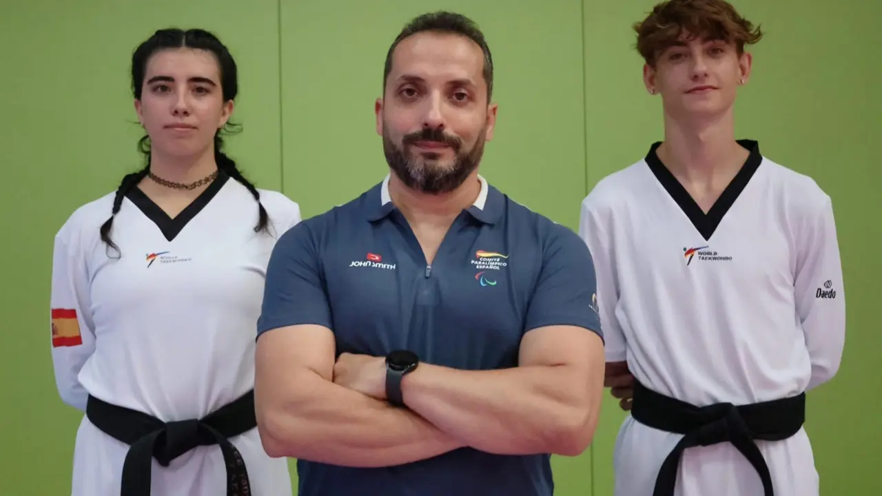 El t&eacute;cnico espa&ntilde;ol de parataekwondo Diego Hern&aacute;ndez (c) junto a los deportistas que conforman el equipo Espa&ntilde;ol en los Juegos Paral&iacute;mpicos Dalia Santiago (i) y Joel Mart&iacute;n (d). EFE/ Diego Hern&aacute;ndez SOLO USO EDITORIAL/SOLO DISPONIBLE PARA ILUSTRAR LA NOTICIA QUE ACOMPA&Ntilde;A (CR&Eacute;DITO OBLIGATORIO)