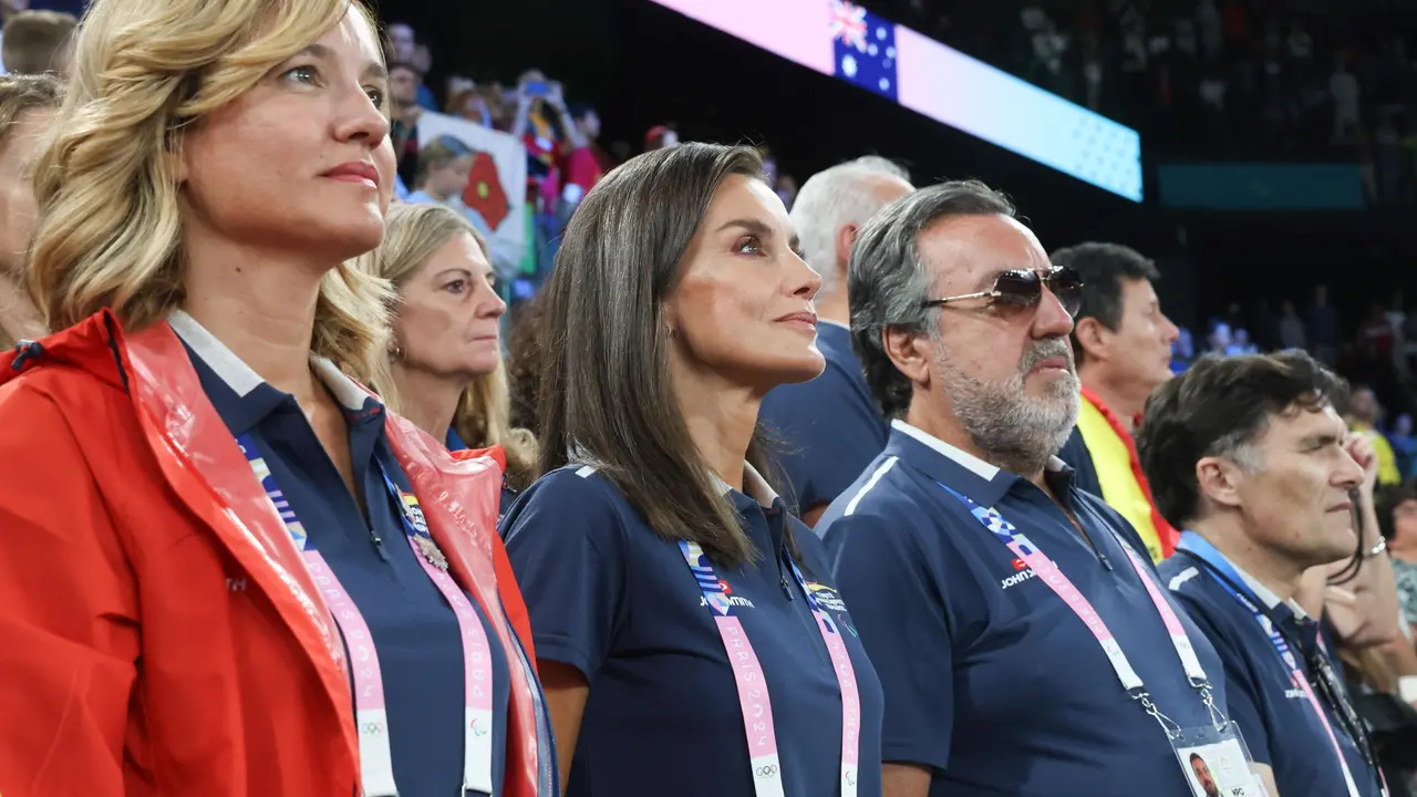 La reina Letizia en el partido de baloncesto en silla de ruedas entre Espa&ntilde;a y Australia de los Paral&iacute;mpicos Par&iacute;s 2024 junto con el presidente del Comit&eacute; Paral&iacute;mpico Espa&ntilde;ol, Miguel Carballeda (2d), y la ministra de Educaci&oacute;n, Formaci&oacute;n Profesional y Deporte, Pilar Alegr&iacute;a (i). EFE/ Jose Jimenez /Casa de S.M El Rey SOLO USO EDITORIAL/SOLO DISPONIBLE PARA ILLUSTRAR LA NOTICIA QUE ACOMPA&Ntilde;A (CR&Eacute;DITO OBLIGATORIO)