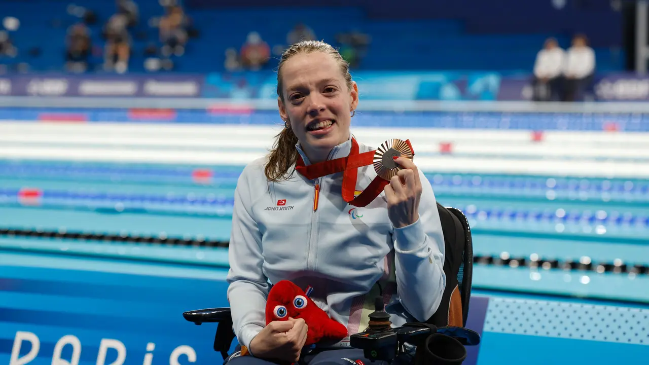 La nadadora espa&ntilde;ola Marta Fern&aacute;ndez celebra el bronce en la prueba de 50 metros espalda, este lunes en los Juegos Paral&iacute;mpicos Par&iacute;s 2024. EFE/ Javier Etxezarreta