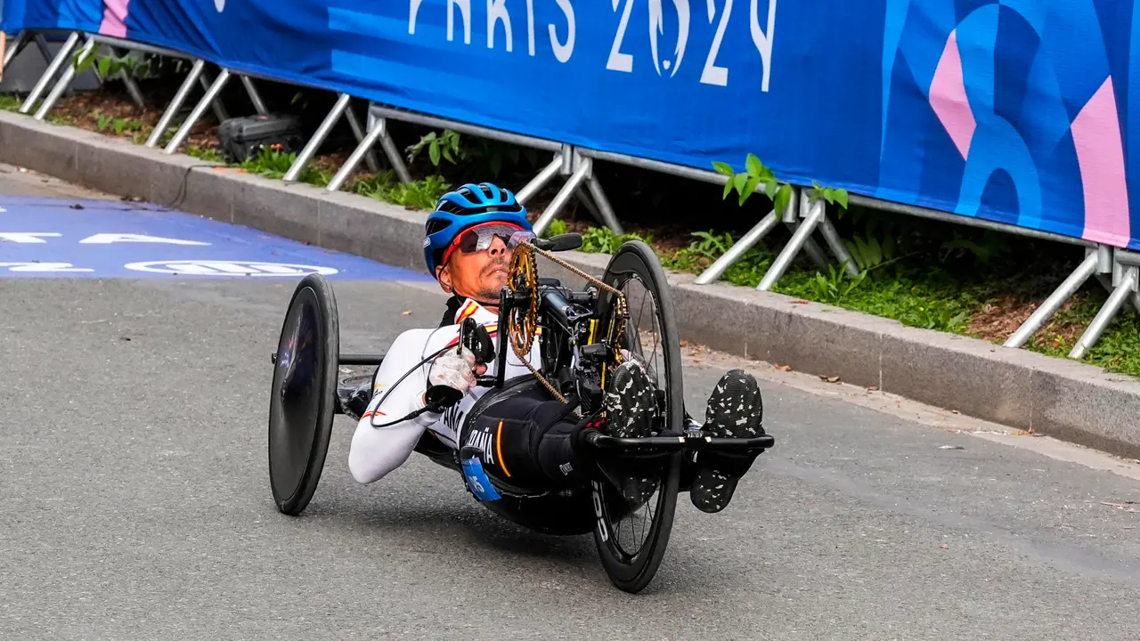 El barcelon&eacute;s Sergio Garrote compite en la clase H2 de bicicletas de mano para revalidar su corona de campe&oacute;n paral&iacute;mpico en la contrarreloj en el circuito de Clichy-sous-Bois, en el que aventaj&oacute; a sus principales rivales en +45.12. EFE/ Paulino Oribe/Comit&eacute; Paral&iacute;mpico Espa&ntilde;ol (CPE) SOLO USO EDITORIAL/SOLO DISPONIBLE PARA ILUSTRAR LA NOTICIA QUE ACOMPA&Ntilde;A (CR&Eacute;DITO OBLIGATORIO)