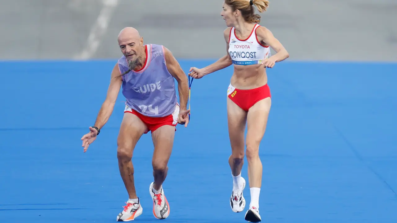 La atleta espa&ntilde;ola Elena Congost, medalla de bronce en la final de la marat&oacute;n T12 femenino, ayuda a su gu&iacute;a, que llega exhausto a la l&iacute;nea de meta en los Juegos Paral&iacute;mpicos de Par&iacute;s 2024. EFE/ Javier Etxezarreta