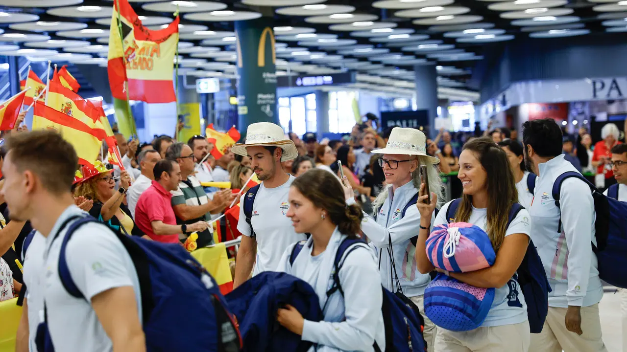 Atletas del equipo espa&ntilde;ol que ha participado en los Juegos Paral&iacute;mpicos de Par&iacute;s 2024 en el aeropuerto de Adolfo Suarez Madrid Barajas reci&eacute;n llegados de Par&iacute;s, este lunes. EFE/ Rodrigo Jim&eacute;nez