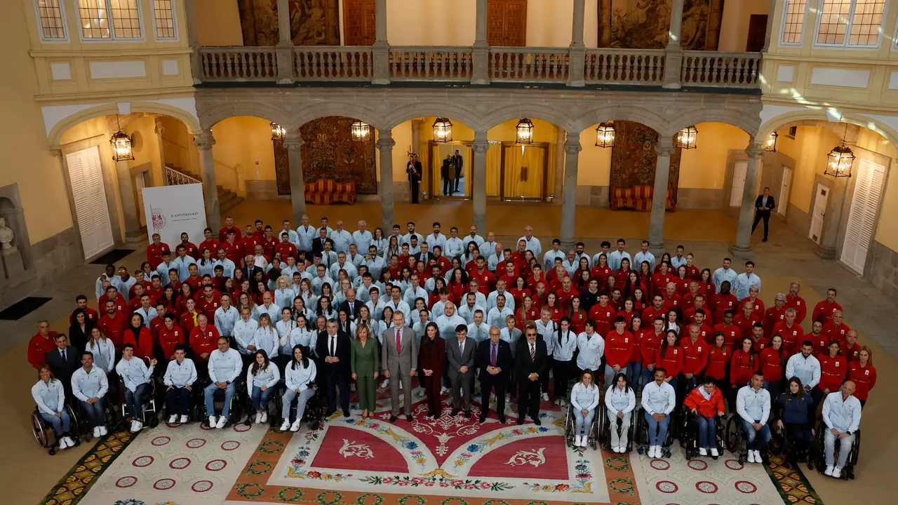 Los reyes Felipe y Letizia junto a la ministra de Educaci&oacute;n, Formaci&oacute;n Profesional y Deportes y portavoz del Gobierno, Pilar Alegr&iacute;a y el presidente del Consejo Superior de Deportes, Jos&eacute; Manuel Rodr&iacute;guez Uribes, durante la recepci&oacute;n a los deportistas ol&iacute;mpicos y paral&iacute;mpicos participantes en los juegos ol&iacute;mpicos de Par&iacute;s 2024, este mi&eacute;rcoles en el palacio de El Pardo, en Madrid. EFE/ J.J.Guillen