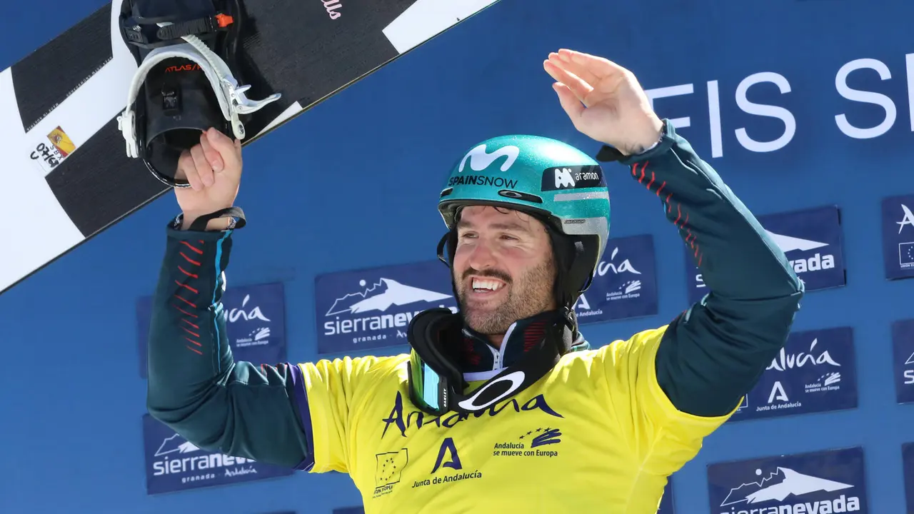 El espa&ntilde;ol Lucas Eguibar, campe&oacute;n mundial y ganador de la Copa del Mundo de boardercross de snowboard, en una imagen de archivo en el podio la estaci&oacute;n espa&ntilde;ola de Sierra Nevada (Granada). EFE/Pepe Torres