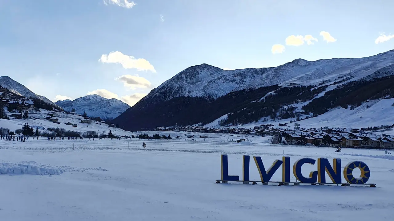 Desde Bormio, se requiere una hora m&aacute;s, y mucha pericia al volante, para plantarse en otra de las principales sedes de monta&ntilde;a de los Juegos, Livigno, que acoger&aacute; el esqu&iacute; de estilo libre y el snowboard. La carretera, cuyo trazado es lo &uacute;nico libre de nieve en decenas de kil&oacute;metros a la redonda, pasa por Trepalle, la poblaci&oacute;n habitada m&aacute;s alta de Europa (2.250 m.). Apodada 'el peque&ntilde;o Tibet', Livigno est&aacute; tan aislada que disfruta de un estatus de zona franca, exenta del pago del IVA. El viaje de regreso a Mil&aacute;n exige cuatro horas. Unas distancias que obligar&aacute;n a los aficionados a elegir muy bien qu&eacute; deporte quieren ver, porque saltar de uno a otro en un mismo d&iacute;a ser&aacute; casi imposible. EFE/ Natalia Arriaga