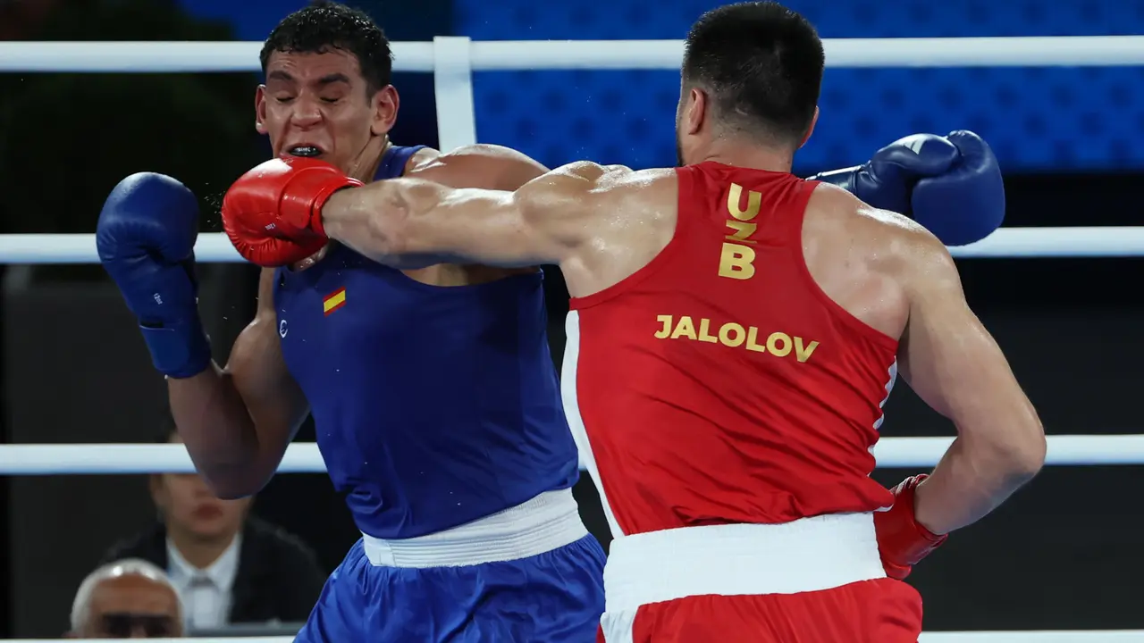 Ell boxeador espa&ntilde;ol Ayoub Ghadfa (azul) en acci&oacute;n ante el uzbeko Bahodir Jalolov durante el combate por la medalla de oro de Boxeo +92 kg masculino, de los Juegos Ol&iacute;mpicos de Par&iacute;s 2024. EFE/ Kiko Huesca