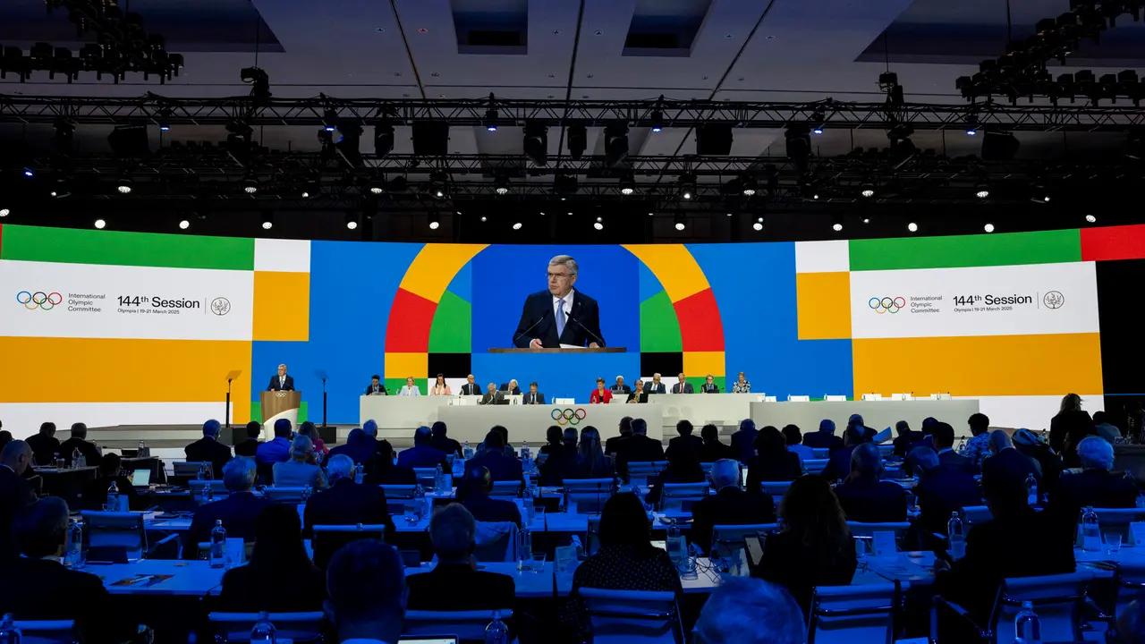 El presidente del Comit&eacute; Ol&iacute;mpico Internacional (COI), el alem&aacute;n Thomas Bach, interviene en la 144 Sesi&oacute;n del COI que comenz&oacute; el mi&eacute;rcoles en Costa Navarino (Grecia) con todos los asamble&iacute;stas pendientes de la elecci&oacute;n presidencial del jueves. EFE/ IOC/GREG MARTIN