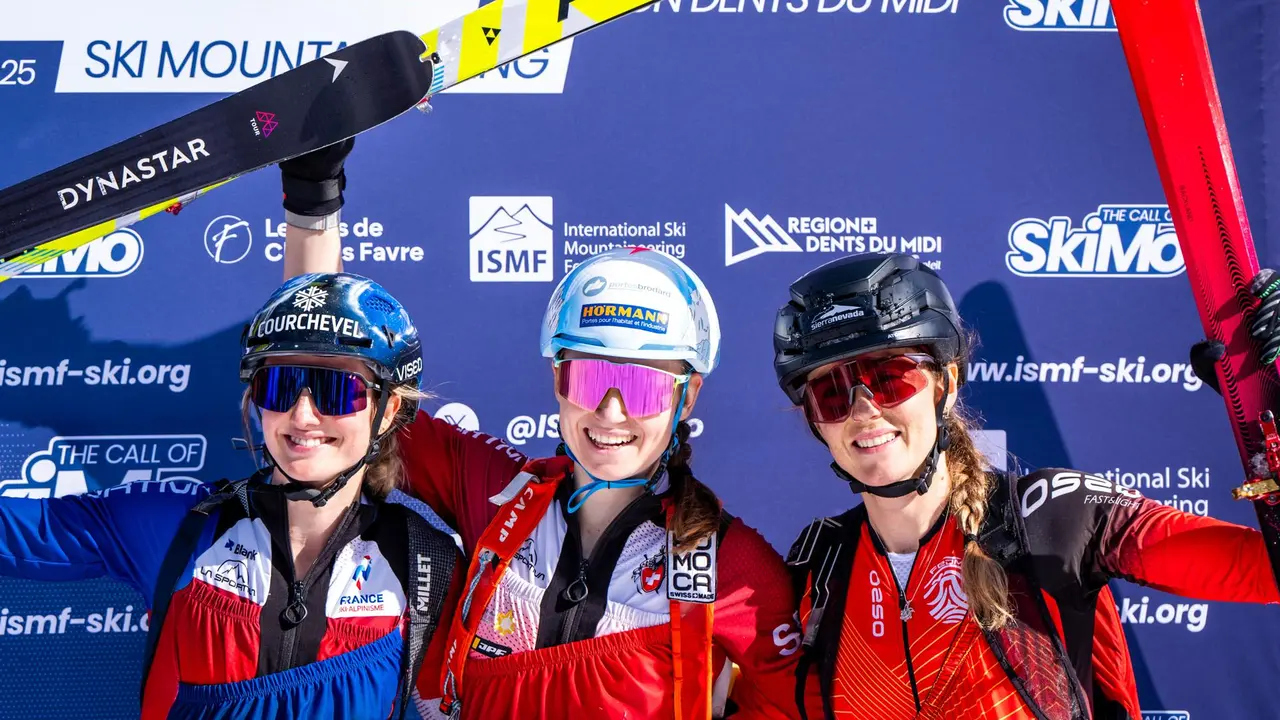 Ana Alonso (d), junto a la suiza Maianne Fatton (c) y la francesa Emily Harrop, en el podio de la carrera sprint del Mundial de Esqu&iacute; de Monta&ntilde;a disputado en Morgins, Suiza, el pasado 6 de marzo. EFE/EPA/MAXIME SCHMID