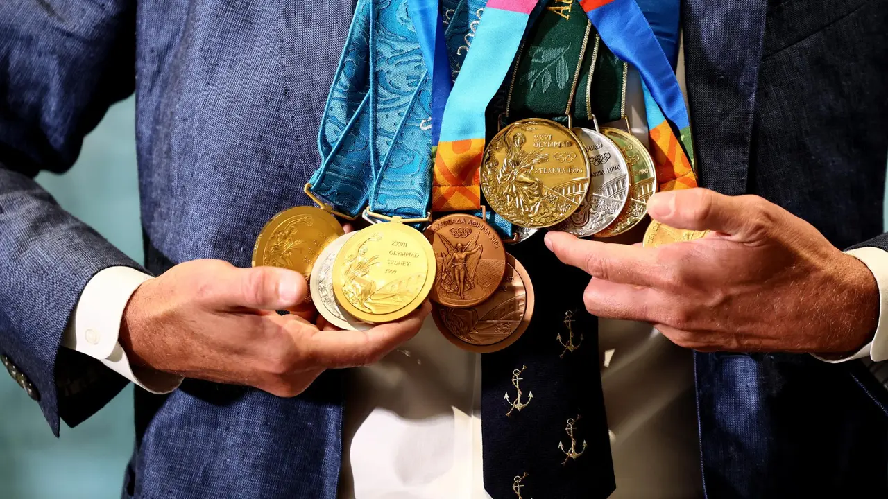 El nadador estadounidense Gary Hall Jr. luciendo las r&eacute;plicas de las medallas ol&iacute;mpicas que el presidente del COI, Thomas Bach, le entreg&oacute; despu&eacute;s de que perdiera las originales durante los incendios forestales en Los &Aacute;ngeles que destruyeron su casa a principios de este a&ntilde;o, durante una ceremonia en la Casa Ol&iacute;mpica de Lausana, Suiza, 05 de mayo de 2025. (Suiza) EFE/EPA/Denis Balibouse / POOL POOL, USO EDITORIAL SOLAMENTE