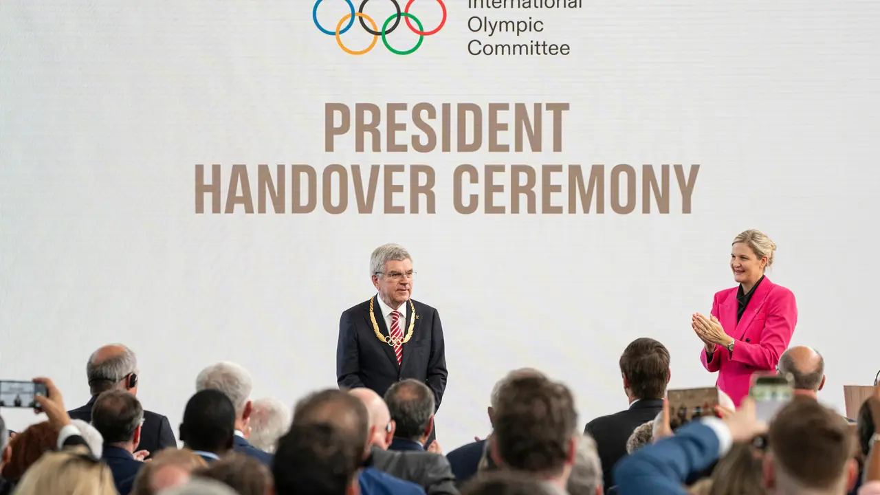 La zimbabuense Kirsty Coventry (d) se ha convertido en la d&eacute;cima presidenta del Comit&eacute; Ol&iacute;mpico Internacional (COI), primera mujer que ostenta el cargo, tras la ceremonia de traspaso de poderes con su predecesor, el alem&aacute;n Thomas Bach (i), en la sede del organismo en Lausana (Suiza). EFE/ IOC/Greg Martin // SOLO USO EDITORIAL/SOLO DISPONIBLE PARA ILUSTRAR LA NOTICIA QUE ACOMPA&Ntilde;A (CR&Eacute;DITO OBLIGATORIO)