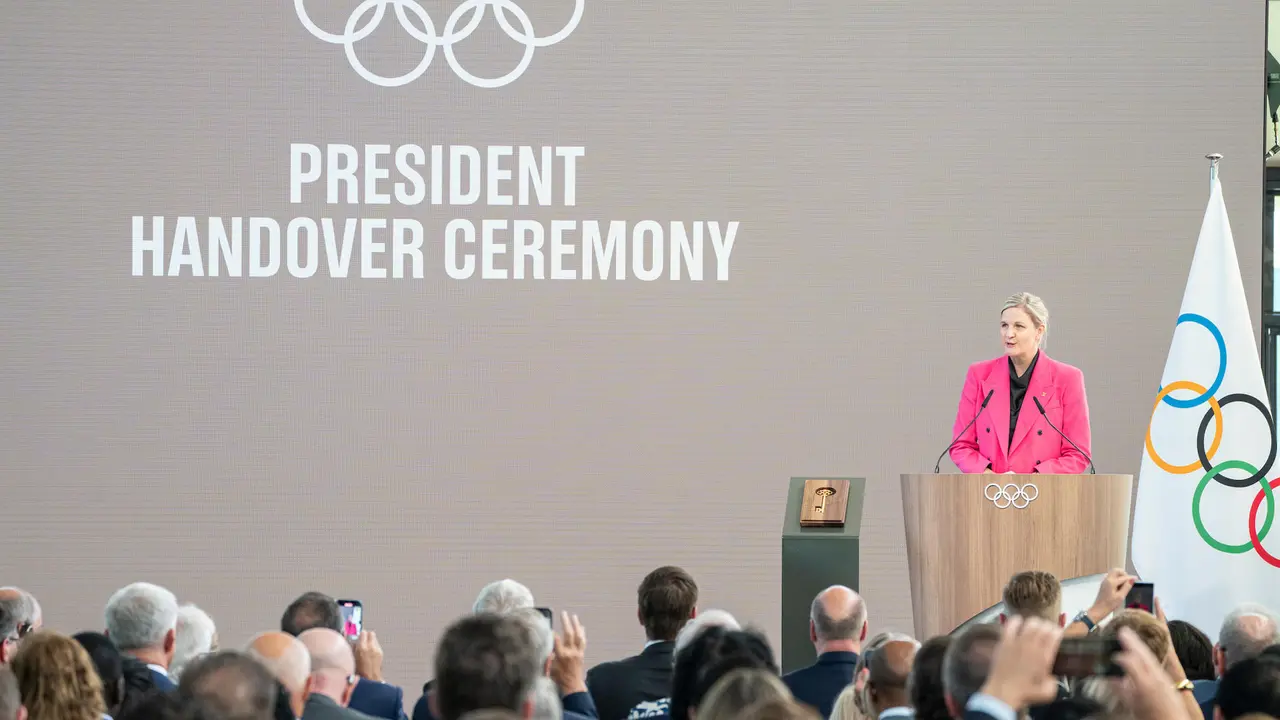 La zimbabuense Kirsty Coventry se convirti&oacute; este lunes en la d&eacute;cima presidenta del Comit&eacute; Ol&iacute;mpico Internacional (COI), primera mujer que ostenta el cargo, tras la ceremonia de traspaso de poderes con su predecesor, el alem&aacute;n Thomas Bach, en la sede del organismo en Lausana (Suiza). EFE/ IOC/Greg Martin // SOLO USO EDITORIAL/SOLO DISPONIBLE PARA ILUSTRAR LA NOTICIA QUE ACOMPA&Ntilde;A (CR&Eacute;DITO OBLIGATORIO)