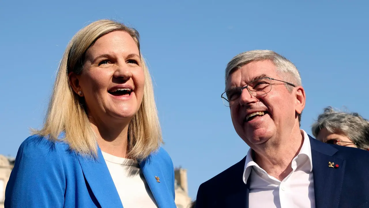 La presidenta del Comit&eacute; Ol&iacute;mpico Internacional (COI) Kirsty Coventry (I) y el ex presidente del COI Thomas Bach, el pasado 26 de julio, en el aniversario de los Juegos Ol&iacute;mpicos de Par&iacute;s 2024. EFE/EPA/TERESA SUAREZ