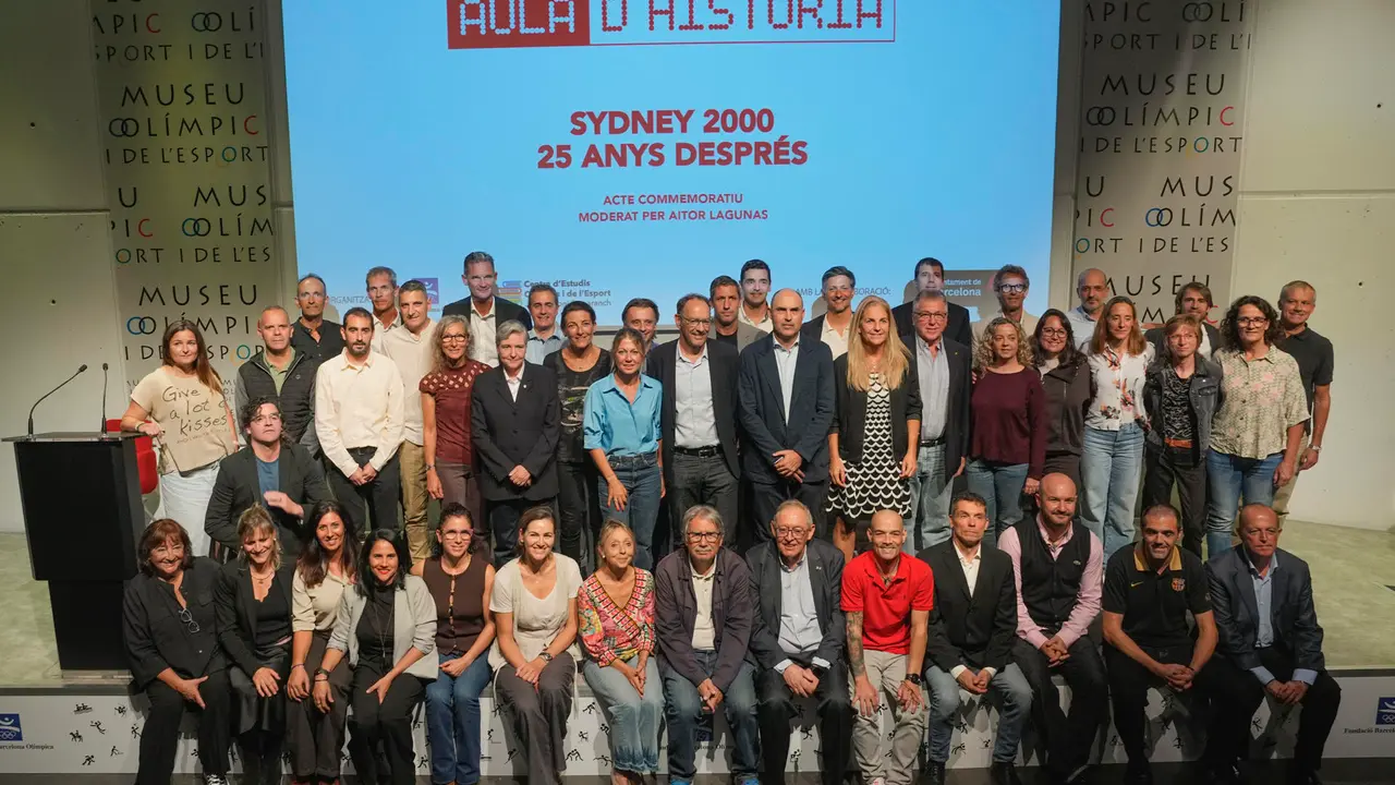 Foto de familia durante la mesa redonda organizada por la Fundaci&oacute;n Barcelona Ol&iacute;mpica con algunos de los deportistas espa&ntilde;oles que hace 25 a&ntilde;os participaron en los Juegos Ol&iacute;mpicos de S&iacute;dney en el a&ntilde;o 2000. EFE/Alejandro Garc&iacute;a